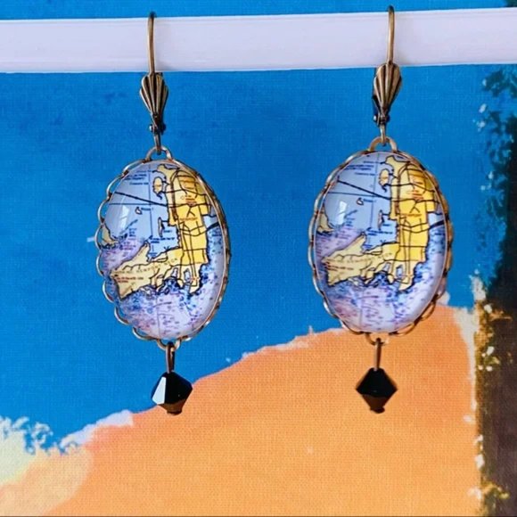NEW without TAGS drop earrings with map of Newport, RI - Picture 2 of 6